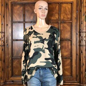 Blooming Jelly V-neck Camouflage Wrinkle Resistant Cotton Blend Top